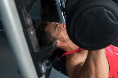 Göğüs egzersiz egzersiz bankta