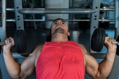 dumbell ile çalışma dışarı erkekler