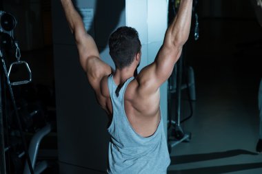 geri egzersiz yaparak vücut geliştirmeci