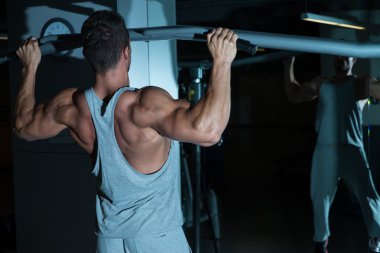 geri egzersiz yaparak vücut geliştirmeci