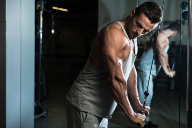 kablo ile triceps için egzersiz