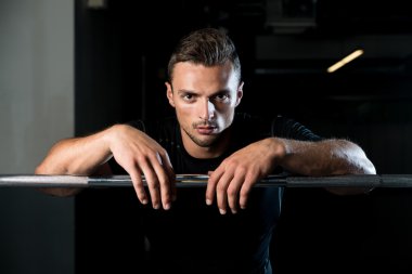 dinlenme salonunda genç kas beyaz adam