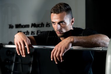 Sportif erkek spor salonunda dinlenme