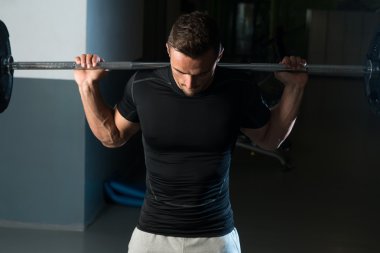 barbell ile ağız kavgası yaparken fitness eğitmeni