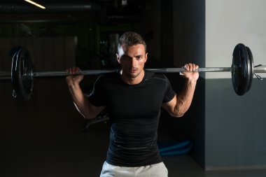 genç adam siyah t-shirt barbell ağız kavgası yapıyor