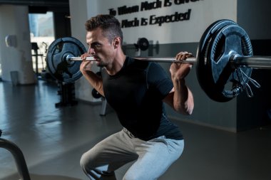 genç adam siyah t-shirt barbell ağız kavgası yapıyor