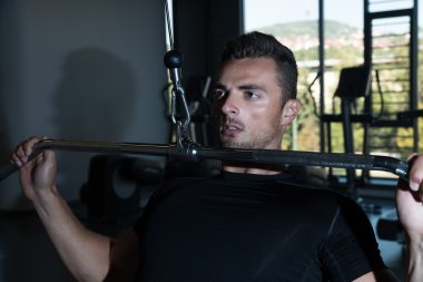 Lat pulldown egzersiz