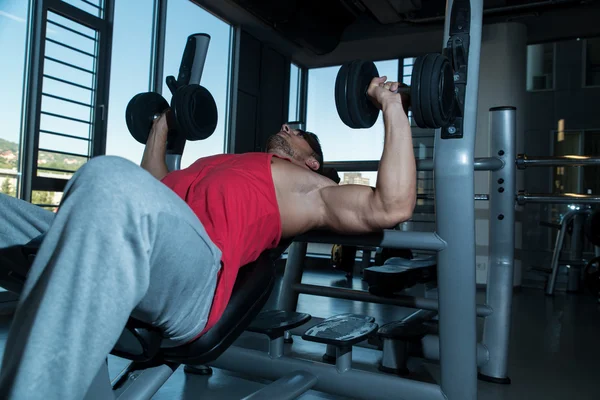 Bodybuilder-Übung mit Handgewichten auf Bank — Stockfoto