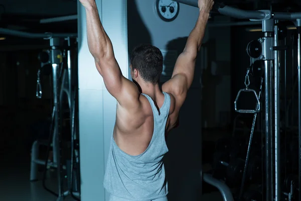 Gym träning för rygg — Stockfoto