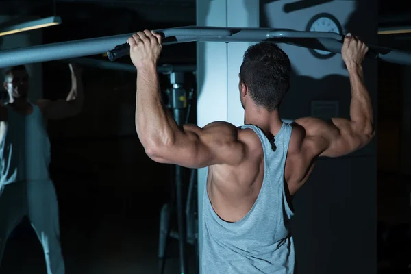 Gym träning för rygg — Stockfoto