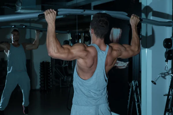 Chin Ups entrenamiento para la espalda — Foto de Stock