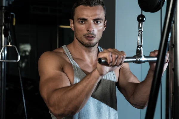 Ćwiczenia na triceps z kablem — Zdjęcie stockowe