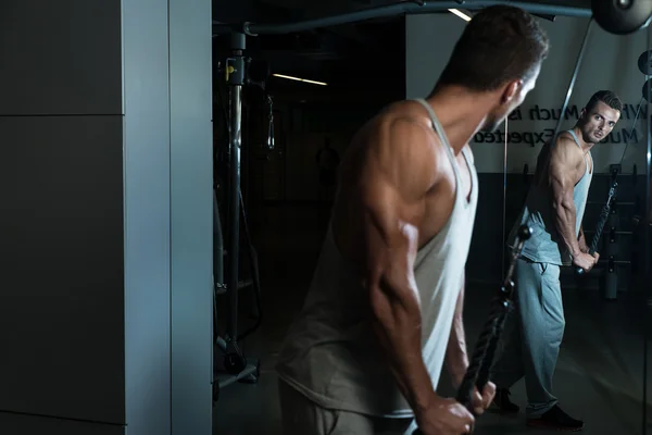Kablo ile triceps için egzersiz — Stok fotoğraf