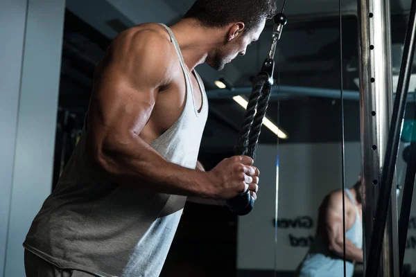 Ćwiczenia na triceps — Zdjęcie stockowe