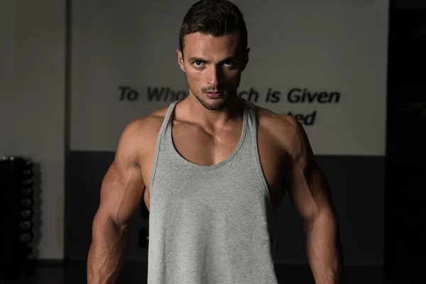 Bodybuilder macht Übungen für die Schulter — Stockfoto