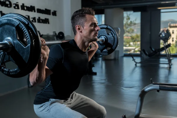 Uomo che fa squat — Foto Stock