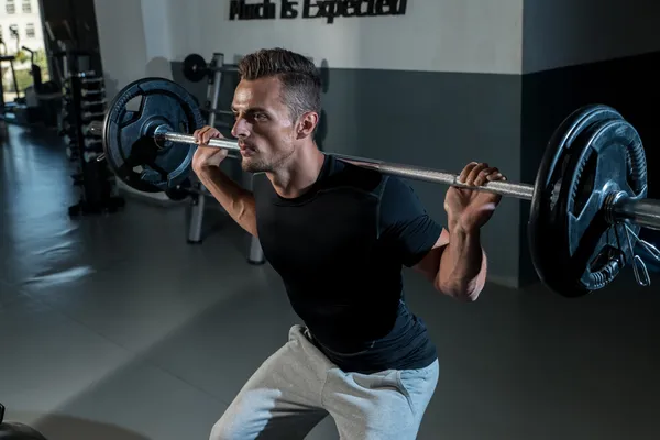 Uomo che fa squat — Foto Stock