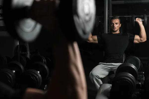 Prensa de hombro Whit Dumbbells —  Fotos de Stock