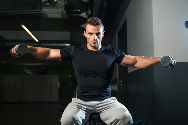 Omuz için egzersiz yaparak vücut geliştirmeci — Stok fotoğraf