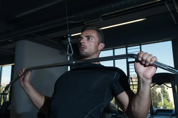 Bodybuilder macht Krafttraining für den Rücken — Stockfoto