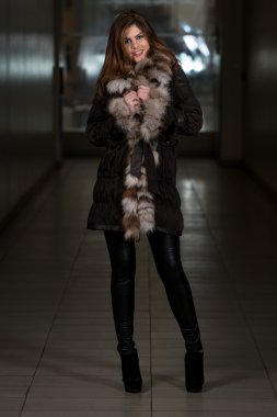 alışveriş merkezinde kar ceket giyen kız moda