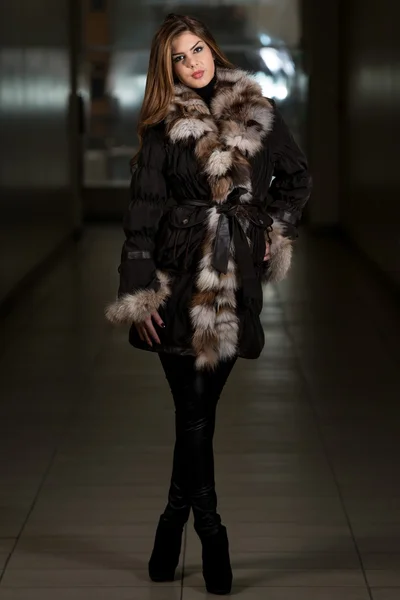 Chica de moda con chaqueta de nieve en el centro comercial —  Fotos de Stock