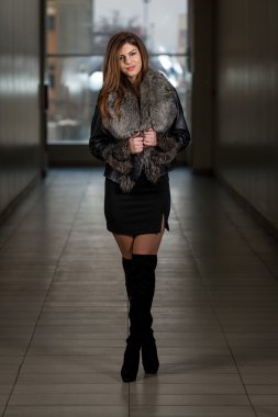 moda model giyen deri ceket
