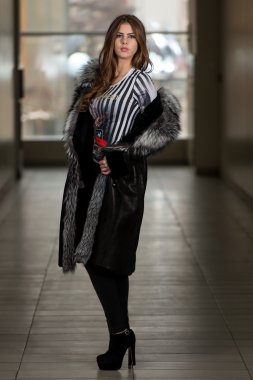 uzun kürk giyen bir modeldir