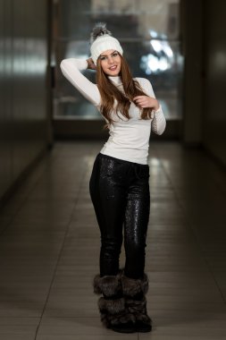 şapka ile mutlu bir genç kadın