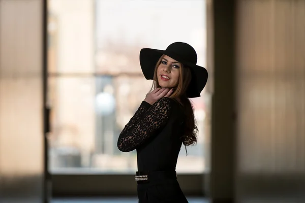 Elegant dam med eleganta hatt och läderväska — Stockfoto