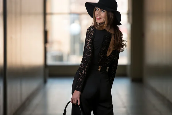 Элегантная леди в стильной шляпе и кожаной сумке — стоковое фото