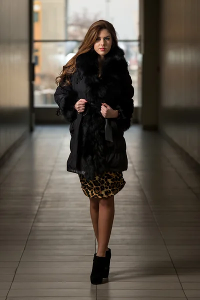 Modelo de moda glamour usando jaqueta de inverno preto — Fotografia de Stock