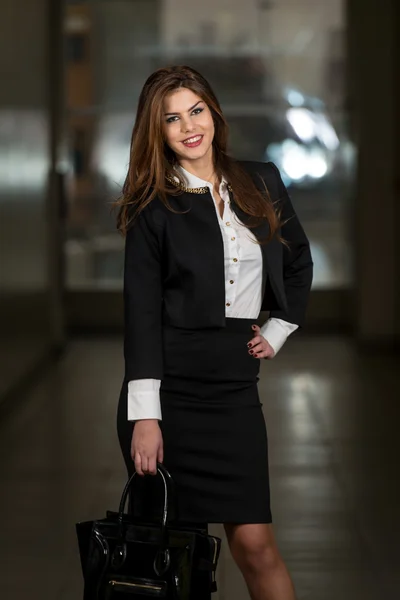 Mujer de negocios en traje en el centro comercial — Foto de Stock