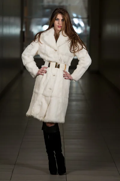 Элегантная леди в белом длинном меховом пальто — стоковое фото