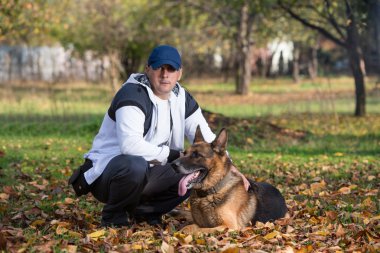 adam ve onun köpeği Alman çoban