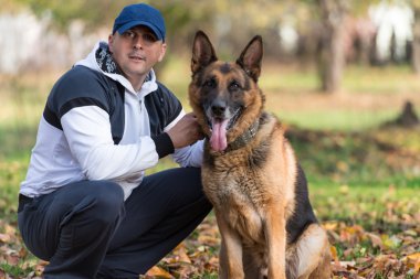 adam köpek Alman çoban Park ile oynarken