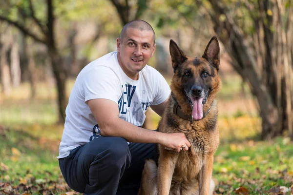 男と彼の犬のドイツ語羊飼い — ストック写真
