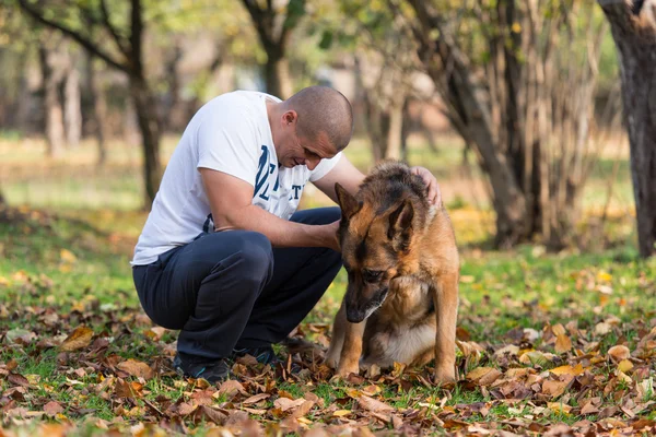 Взрослый мужчина со своей собакой — стоковое фото