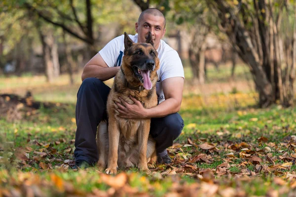 Homem adulto com seu cão — Fotografia de Stock