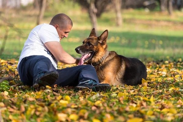 Homem adulto com seu cão — Fotografia de Stock