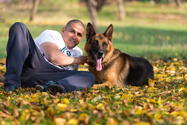 Muž, který držel psa německého ovčáka — Stock fotografie
