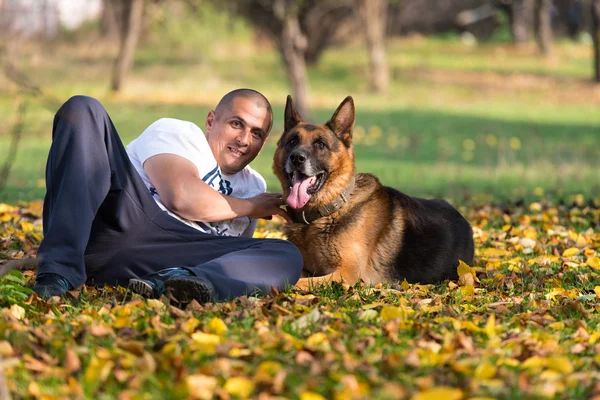 Man med hund Schäfer — Stockfoto