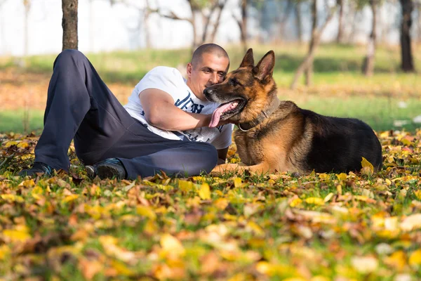 Homem e seu cão pastor alemão — Fotografia de Stock