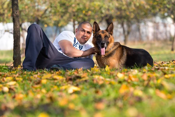 犬ジャーマン ・ シェパードを持つ男 — ストック写真