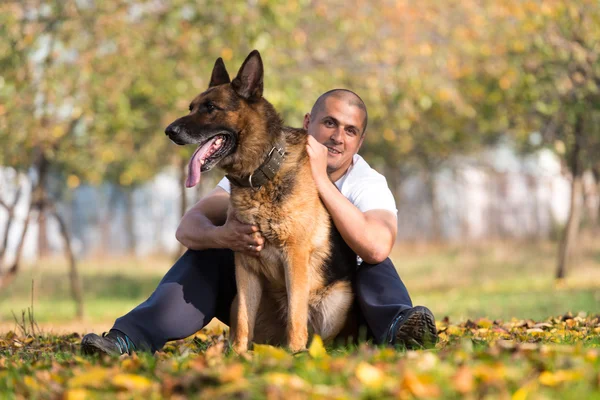Man och hans hund Schäfer — Stockfoto