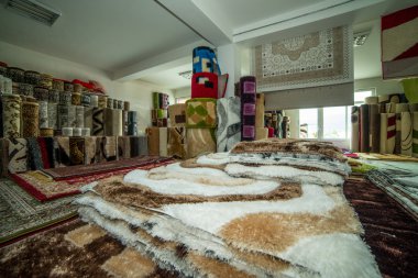 Kilim Mağazasının İçinde Yuvarlanmış Halılar