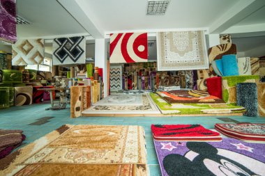 Kilim Mağazasının İçinde Yuvarlanmış Halılar