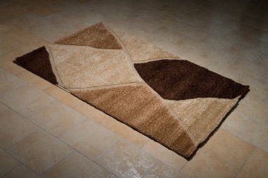 Tek kahverengi Halı zemin üzerinde katlanmış