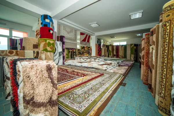 存储区中的多彩地毯 — 图库照片
