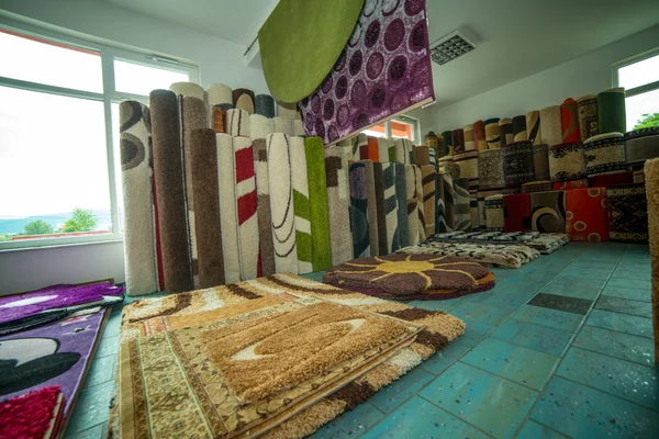 Färgglada mattor till salu i butik — Stockfoto